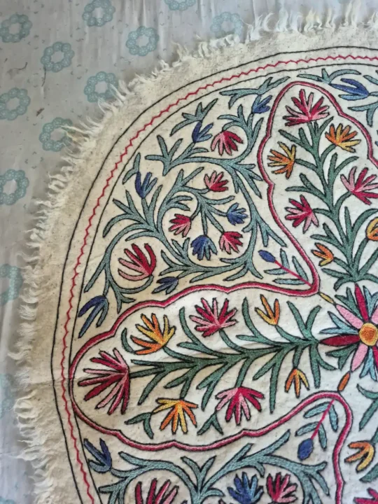 Kashmiri Hand Embroidered Namda Round Rug with Four-Way Floral Vine Medallion – 5x5 Feet - Image 3
