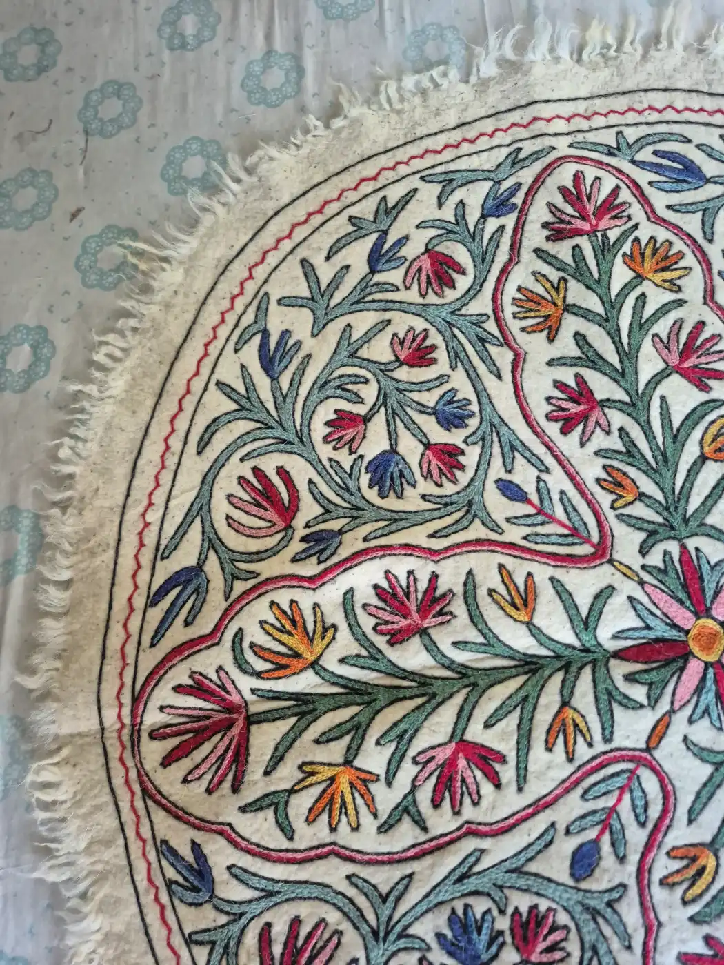 Kashmiri Hand Embroidered Namda Round Rug with Four-Way Floral Vine Medallion – 5x5 Feet - Image 3