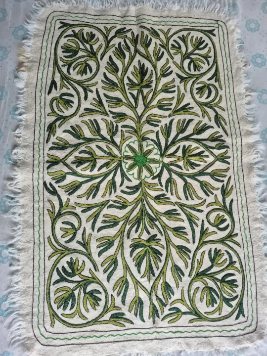 Kashmiri Namda Rectangular Rug with Floral Vine – 6×4 Feet