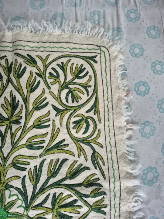 Kashmiri Namda Rectangular Rug with Floral Vine – 6×4 Feet - Image 2