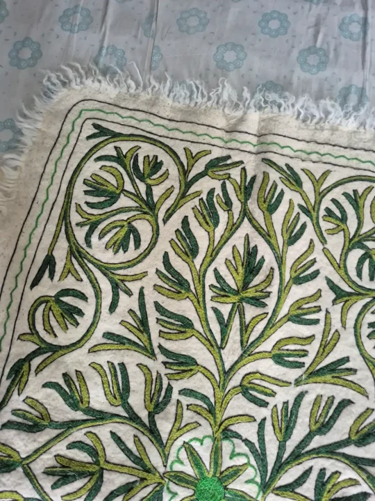 Kashmiri Namda Rectangular Rug with Floral Vine – 6×4 Feet - Image 3