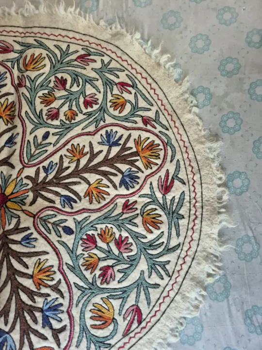 Kashmiri Namda Round Rug with Central Sunflower Medallion and Curved Floral Panels – 5x5 Feet - Image 3