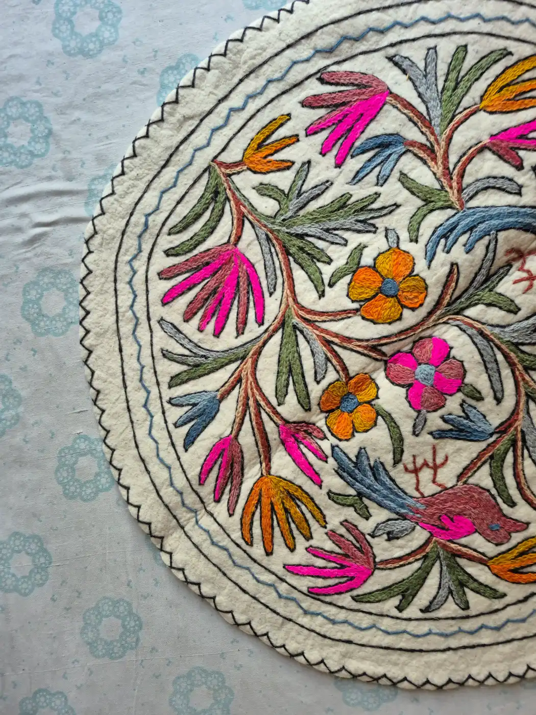 Kashmiri Wool Namda Round Rug with Twin Bird Garden and Vibrant Floral Motifs – 3x3 Feet - Image 2