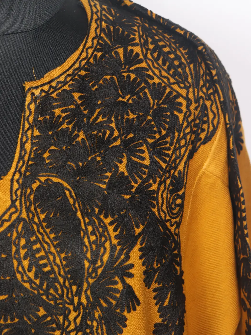 Sarsou Rang Kashmiri Cashmilon Pheran for Women with Front Back Aari Embroidery - Image 3