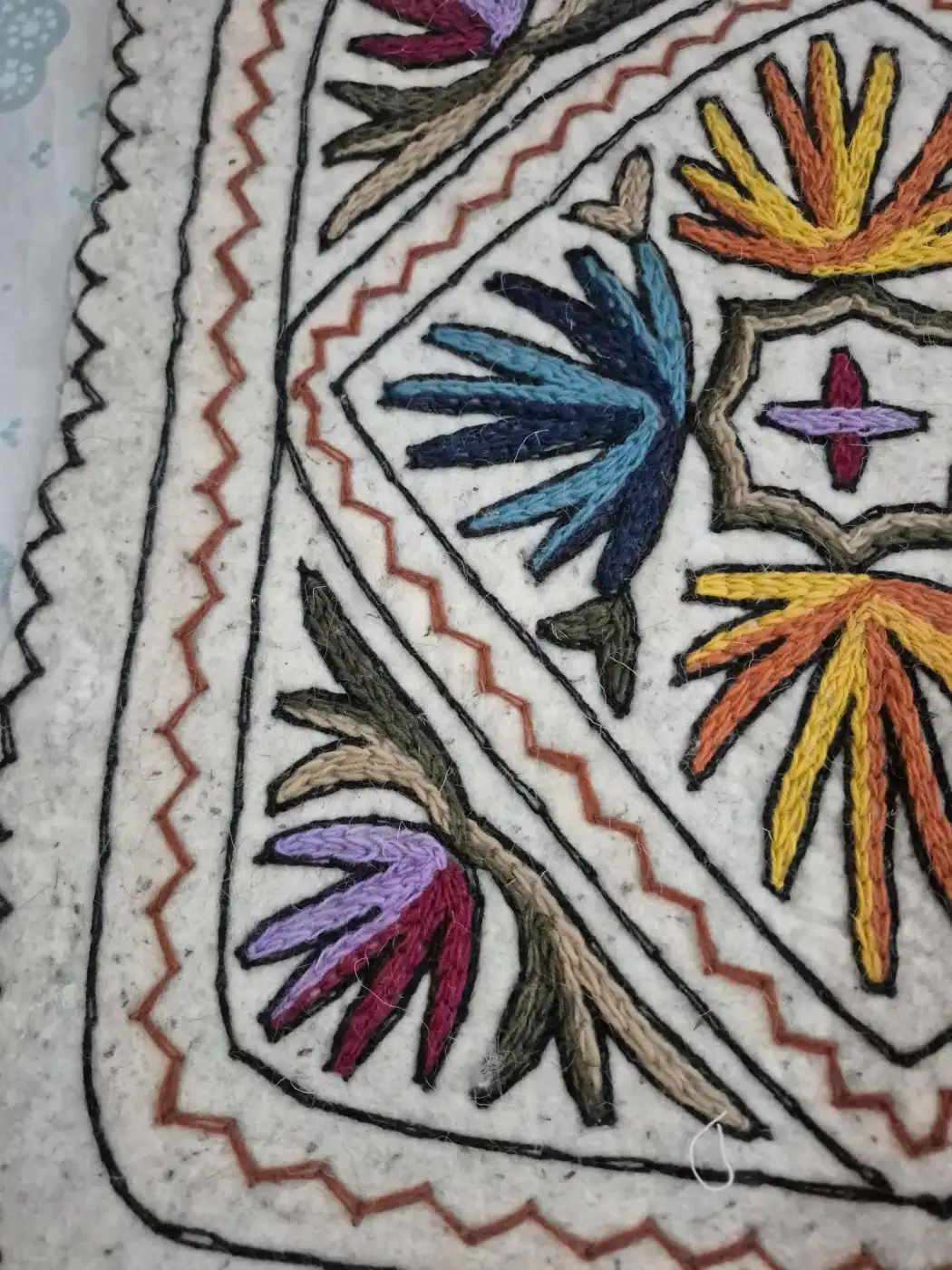 Kashmiri 2-Ft Square Handmade Namda Rug With Embroidery Nazir - Image 2