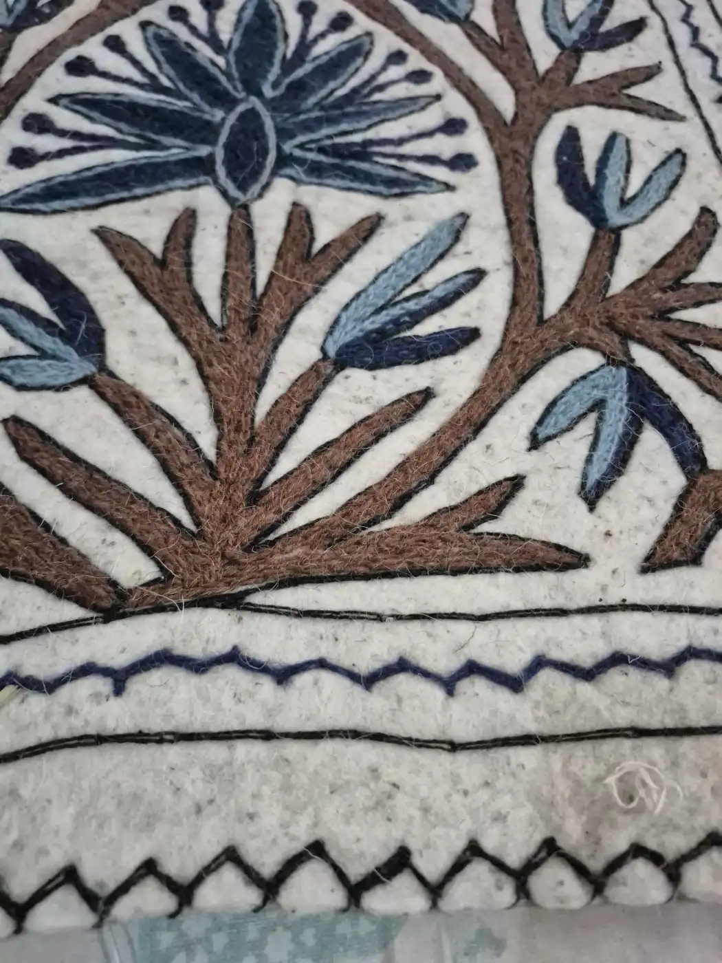 Kashmiri 2-Ft Square Khaniyar Handmade Namda Rug With Embroidery - Image 3