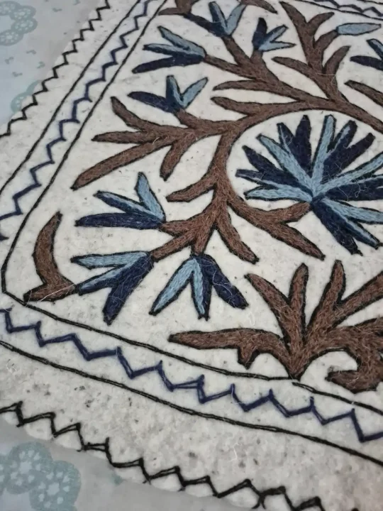 Handmade Kashmiri Sameer 2-Ft Square Namda Rug With Embroidery - Image 3
