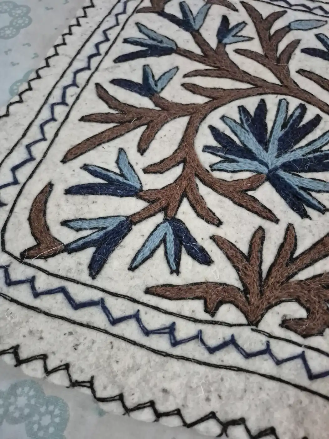 Handmade Kashmiri Sameer 2-Ft Square Namda Rug With Embroidery - Image 3
