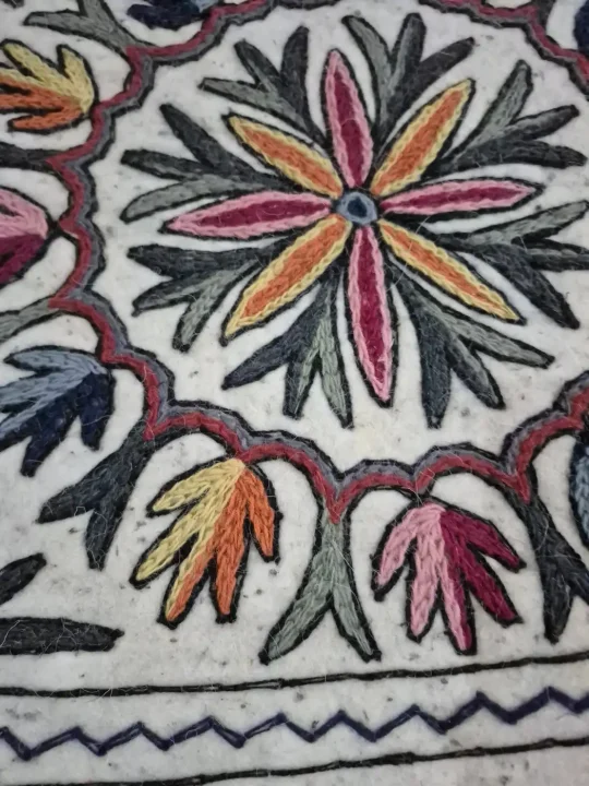 Kashmiri 2-Ft Square Rayan Handmade Namda Rug With Embroidery - Image 3