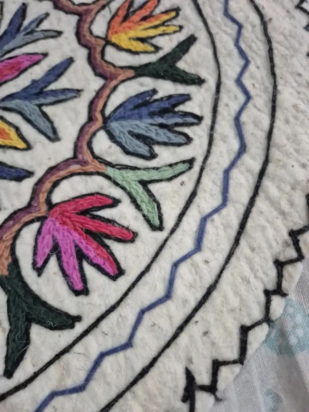 Habib Kashmiri 2-ft Handmade Round Namda Rug With Embroidery - Image 3