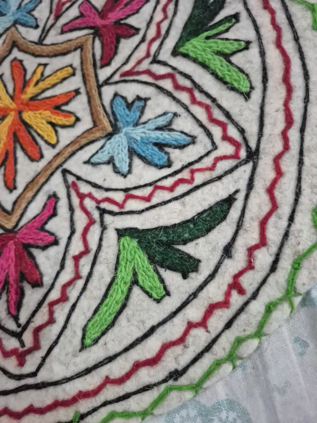 Kashmiri Handmade Gulzar 2-ft Round Namda Rug With Embroidery - Image 3
