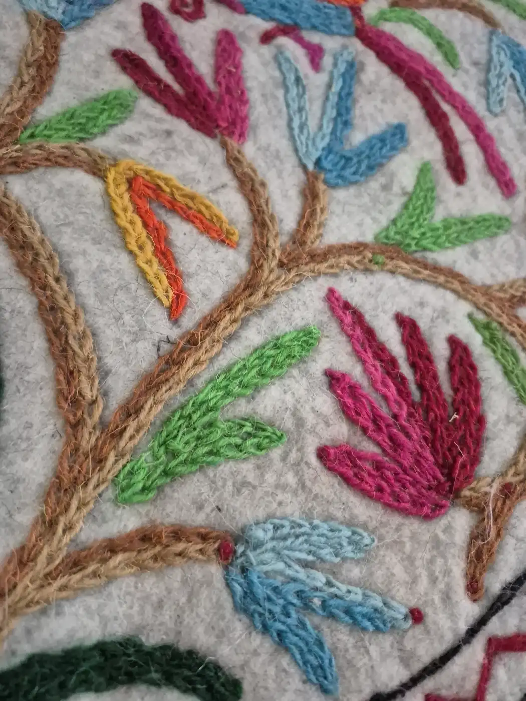 Kashmiri 2-ft Shehar-Khass Handmade Round Namda Rug With Embroidery - Image 3