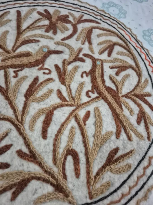 Handmade Kashmiri 2-ft Sehran Round Namda Rug With Embroidery - Image 2