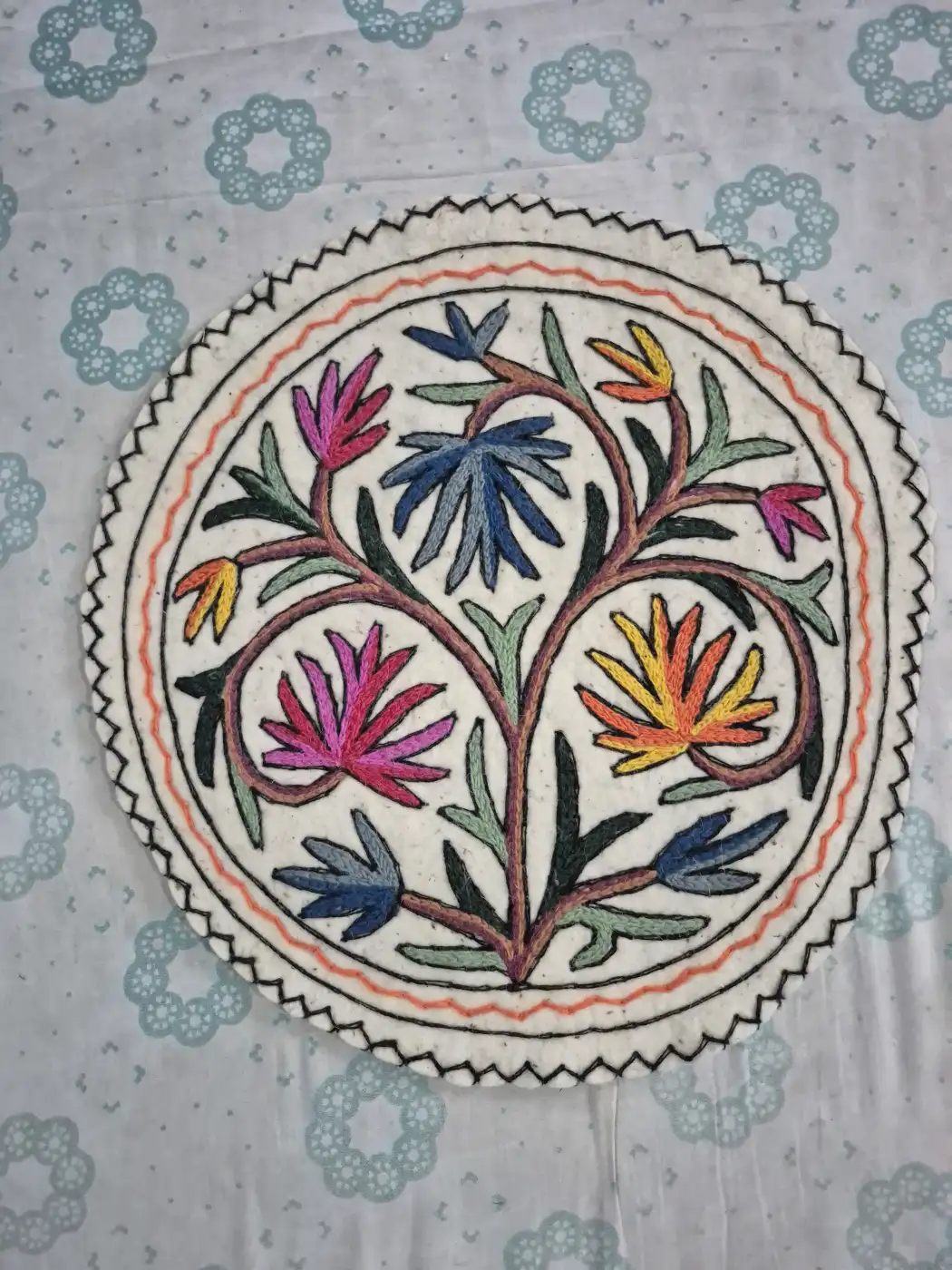 Kashmiri 2-ft Round Handmade Namda Rug Khaniyar With Embroidery