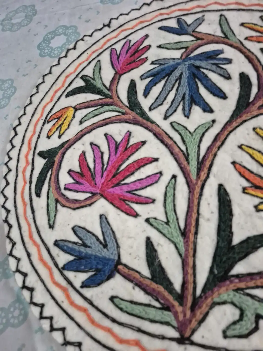 Kashmiri 2-ft Round Handmade Namda Rug Khaniyar With Embroidery - Image 2