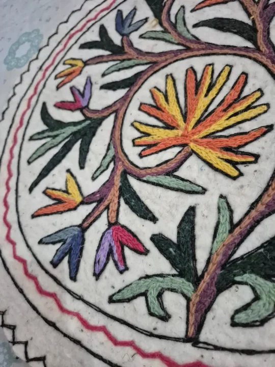 Handmade Kashmiri 2-ft Round Namda Rug With Embroidery Mahjoor - Image 2