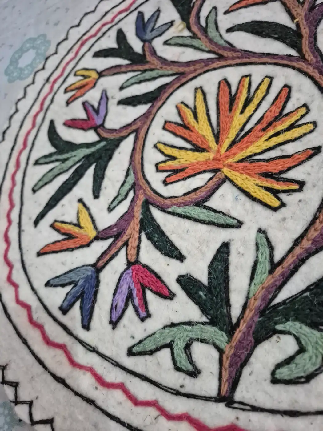 Handmade Kashmiri 2-ft Round Namda Rug With Embroidery Mahjoor - Image 2