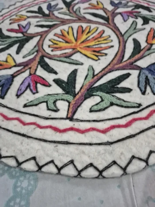 Handmade Kashmiri 2-ft Round Namda Rug With Embroidery Mahjoor - Image 3
