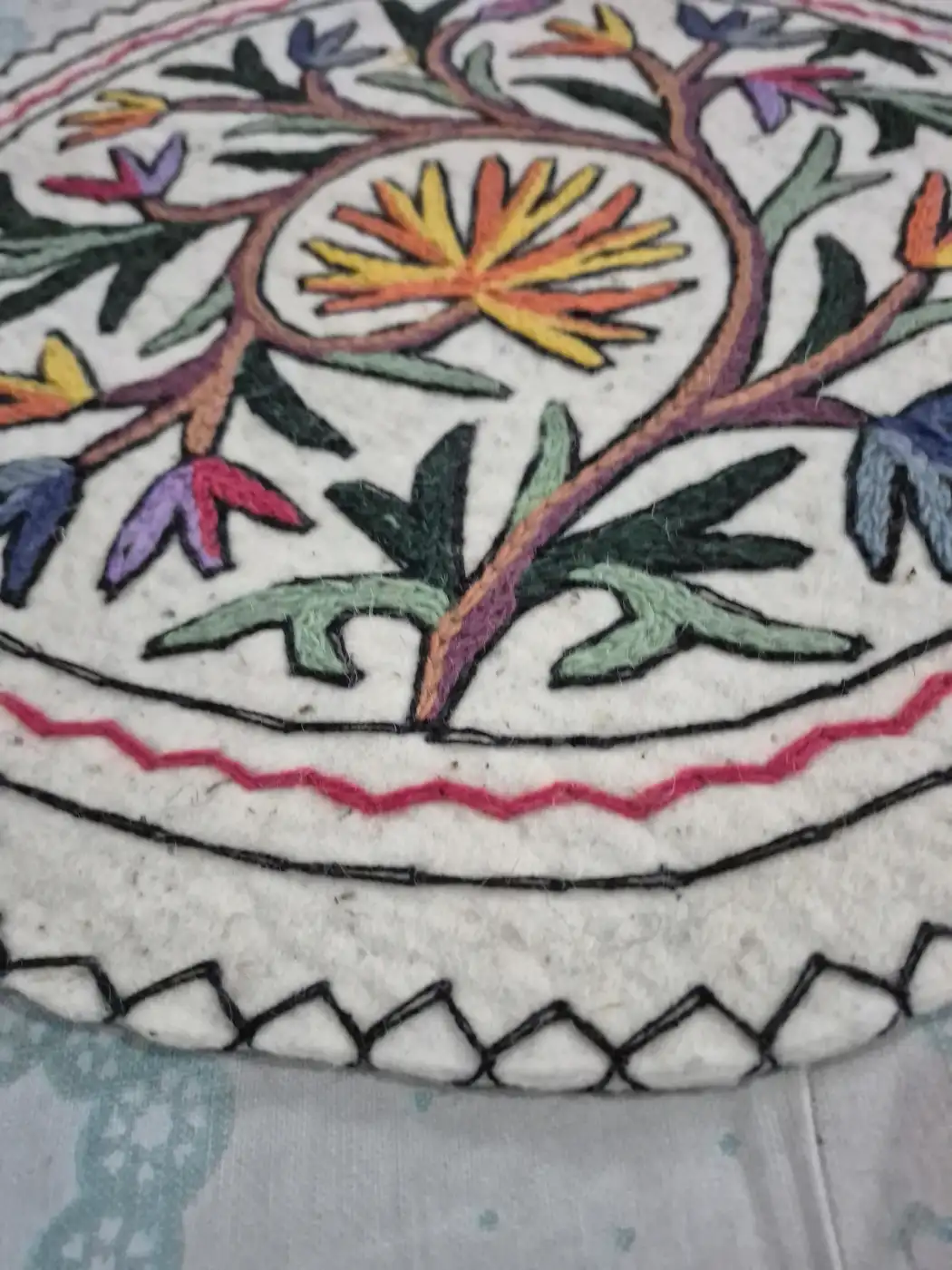 Handmade Kashmiri 2-ft Round Namda Rug With Embroidery Mahjoor - Image 3
