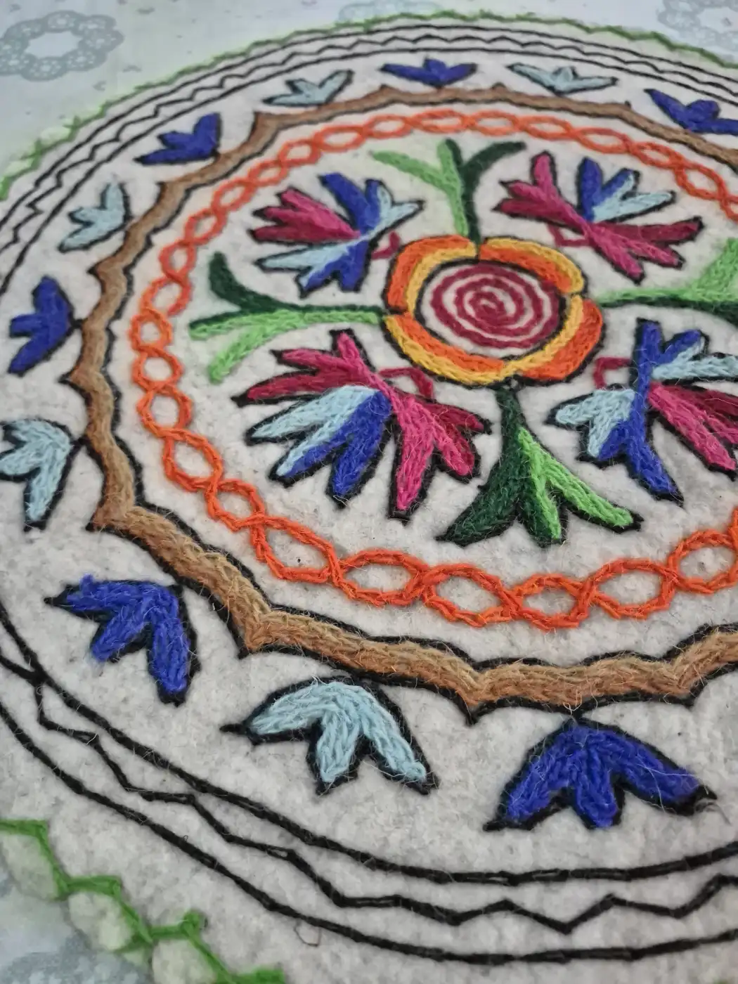 Handmade Kashmiri Iqbal 2-ft Round Namda Rug With Embroidery - Image 2