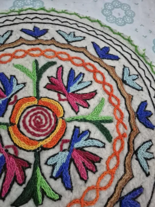 Handmade Kashmiri Iqbal 2-ft Round Namda Rug With Embroidery - Image 3
