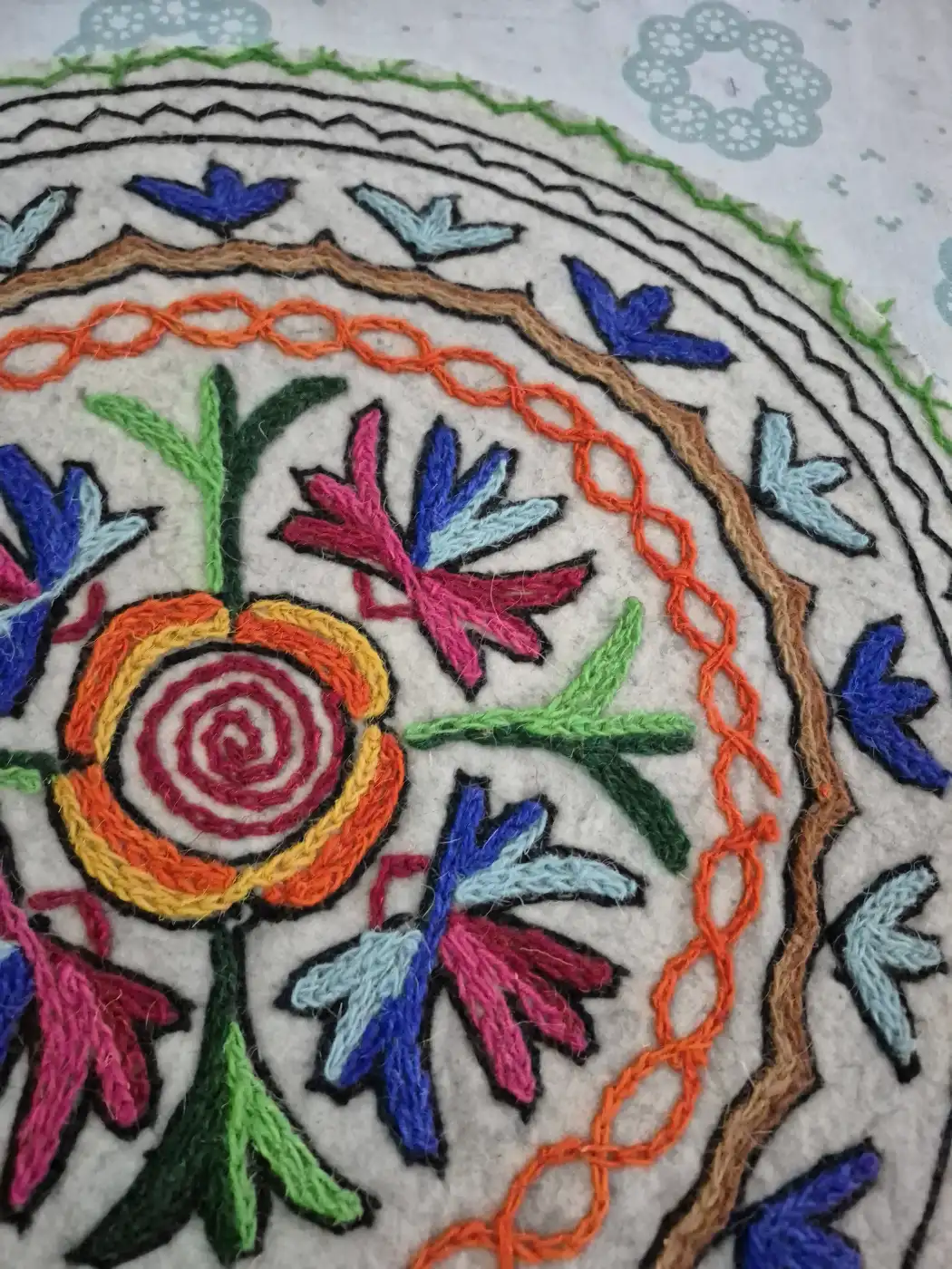 Handmade Kashmiri Iqbal 2-ft Round Namda Rug With Embroidery - Image 3