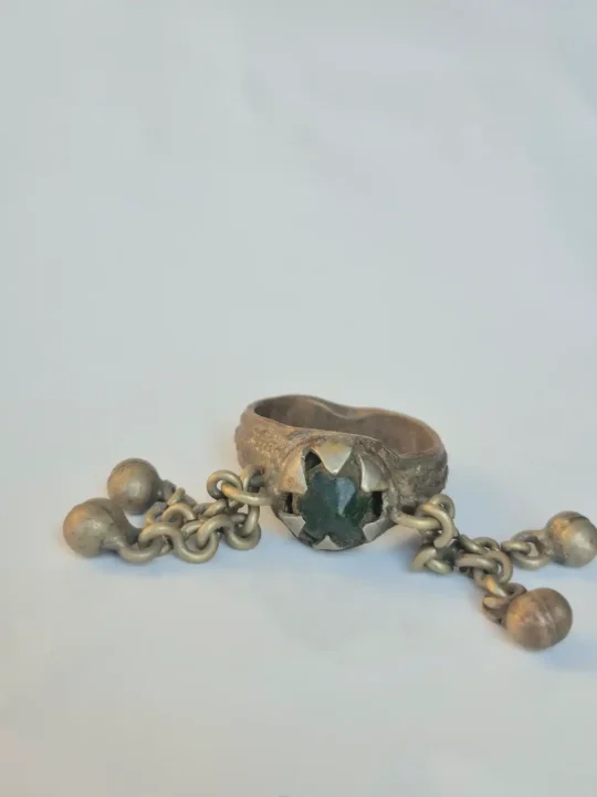 Rangeen Kashmiri Vintage Traditional Antique Green Stone Ring - Image 2