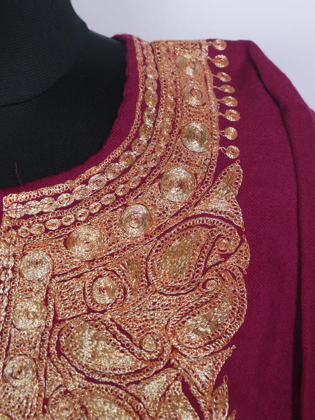 Madeeha Kashmiri Raffal Wool Botte Tilla Work Pink Pheran - Image 3