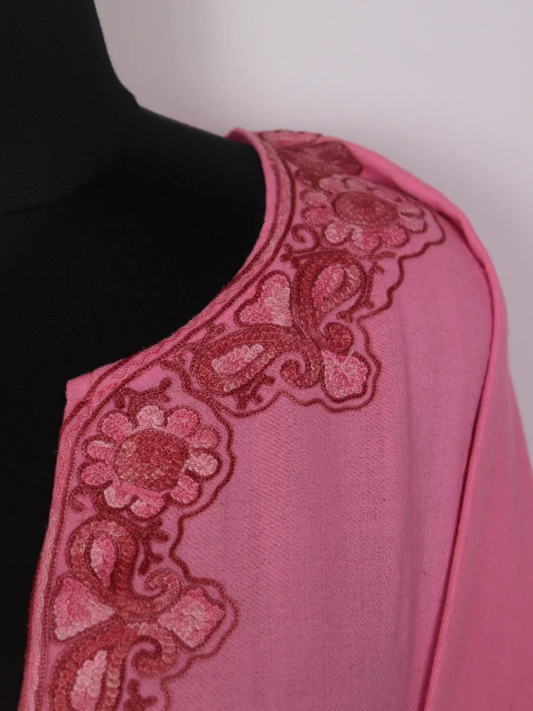 Mahrukh Kashmiri Raffal Wool Aari Embroidered Pheran - Image 3