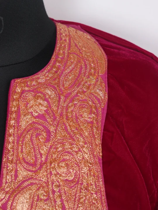 Mehfil Kashmiri Red Velvet Botte Tilla Embroidered Pheran - Image 3