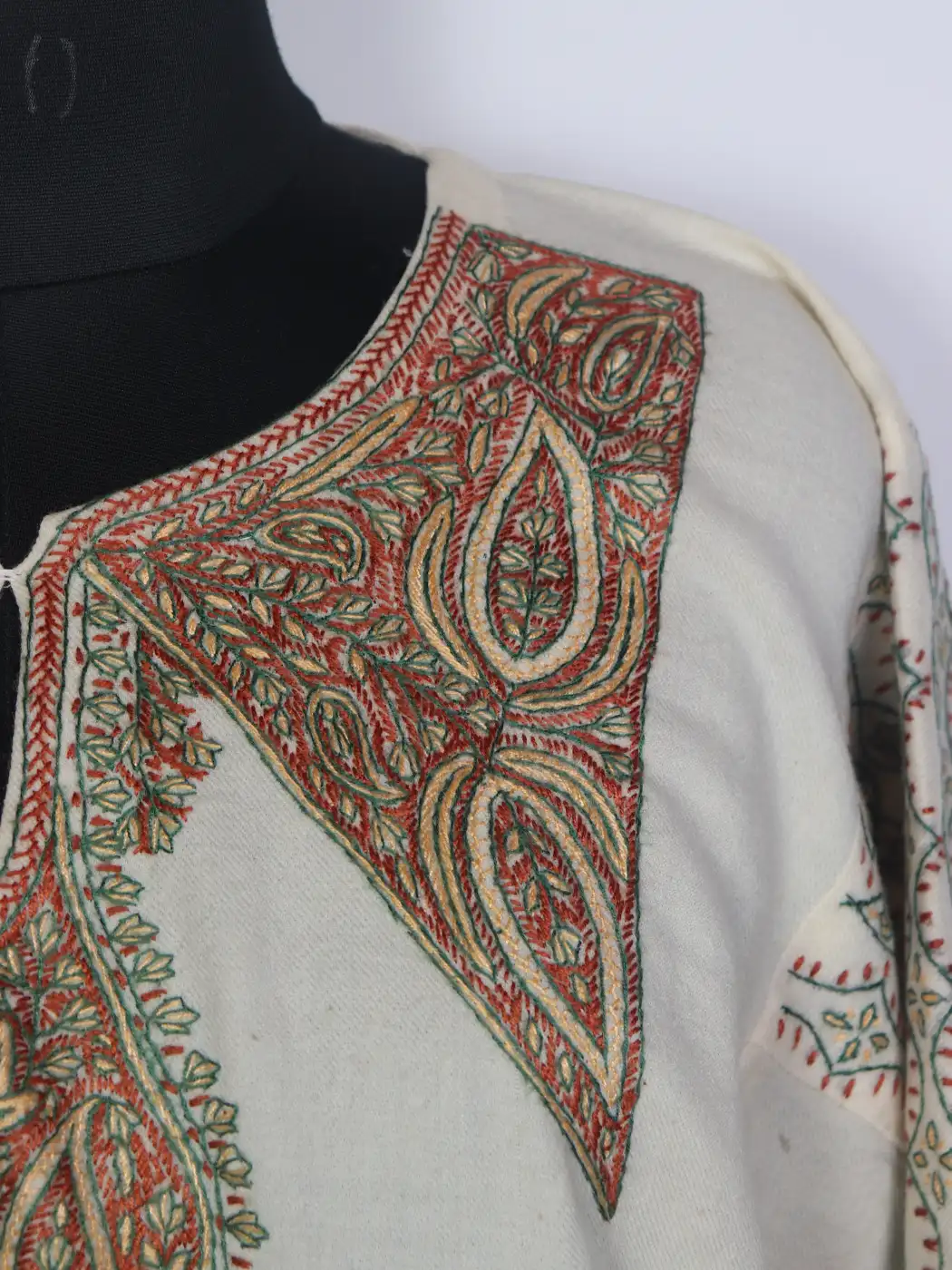Mirza Hand Sozni White Kashmiri Pheran in Raffal Wool - Image 3
