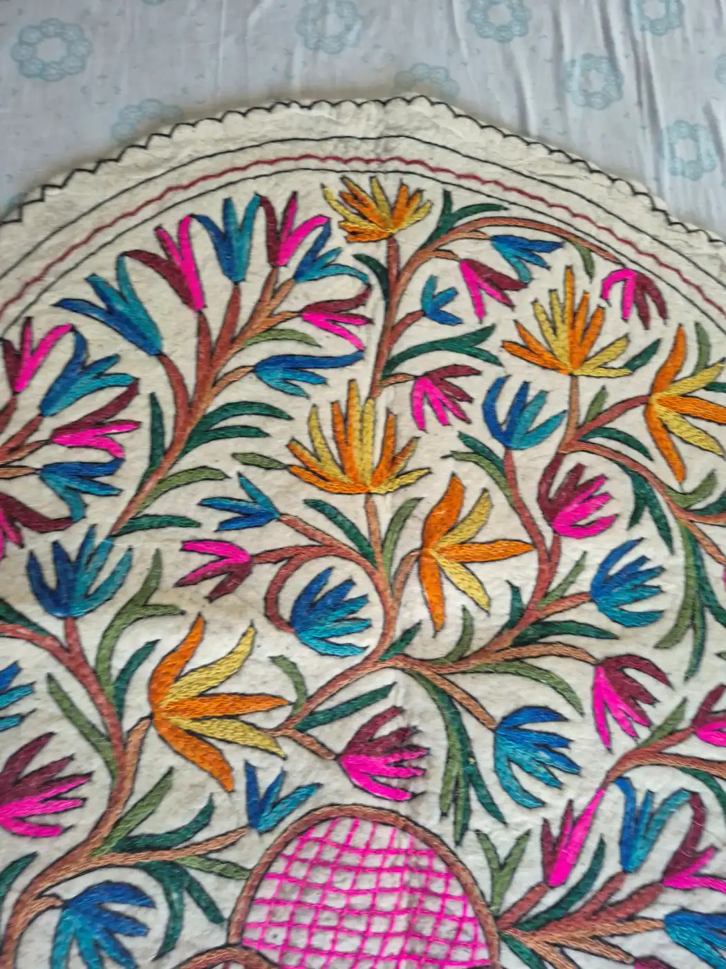 Roshan Gul Kashmiri Wool Namda with Multicolour Floral Garden and Arch Motifs – 4x4 Feet - Image 3