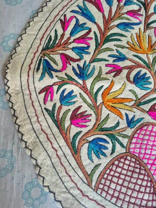 Roshan Gul Kashmiri Wool Namda with Multicolour Floral Garden and Arch Motifs – 4x4 Feet - Image 4