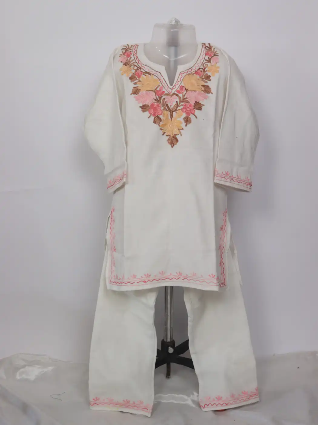 Saira White Kashmiri Girls 2pc Pheran Set With Aari Work In Cashmilon Wool (4to 5Y)