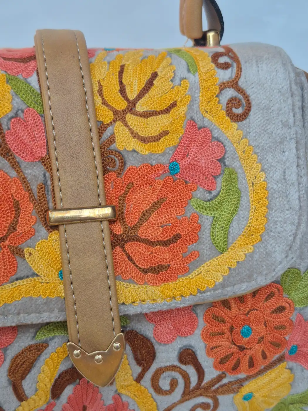 Salwa Kashmiri Grey Handbag with Aari Embroidery - Image 3