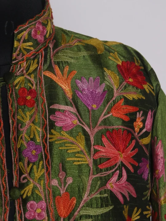 Long Coat Barzulla In Green Silk Jaal Kashmiri Aari Embroidery - Image 3
