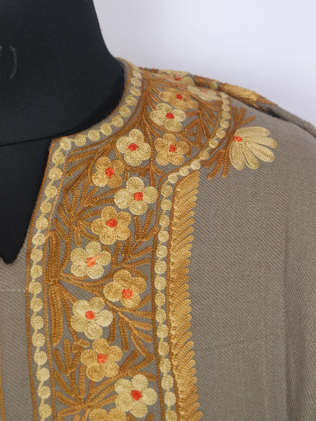 Nowsheen Grey Kashmiri Cashmilon Wool Pheran For Women With Aari Embroidery - Image 3
