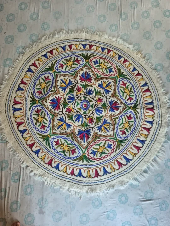 Multicolour Handcrafted Kashmiri Namda Floral Medallion Rug with Scalloped Border – 5x5 Feet