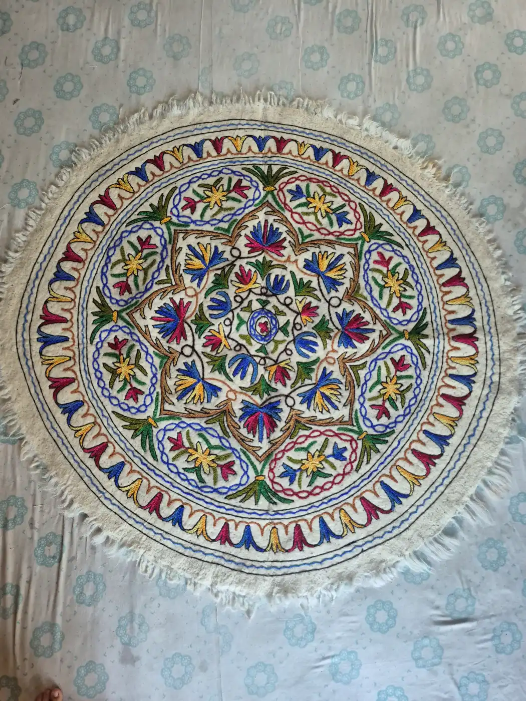 Multicolour Handcrafted Kashmiri Namda Floral Medallion Rug with Scalloped Border – 5x5 Feet