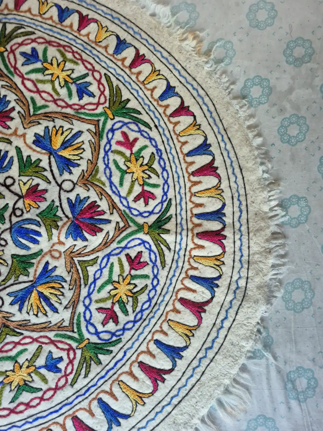 Multicolour Handcrafted Kashmiri Namda Floral Medallion Rug with Scalloped Border – 5x5 Feet - Image 2