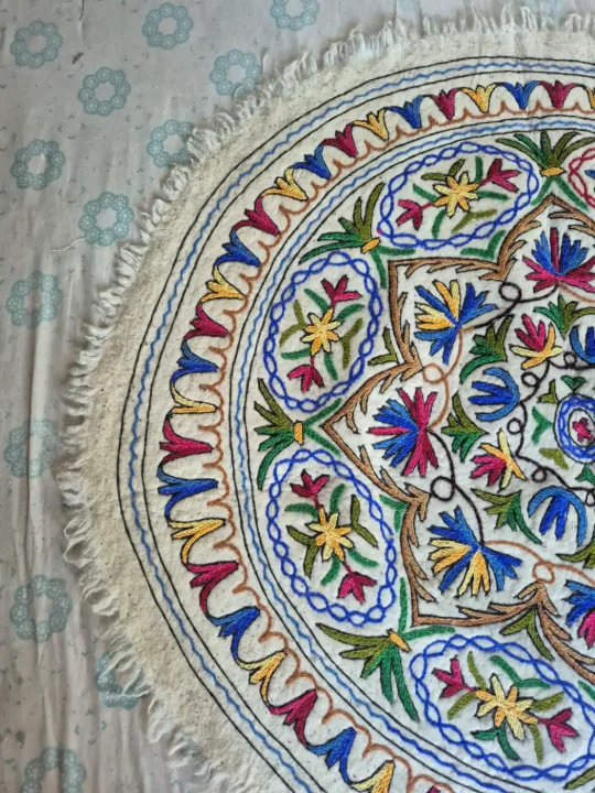 Multicolour Handcrafted Kashmiri Namda Floral Medallion Rug with Scalloped Border – 5x5 Feet - Image 3