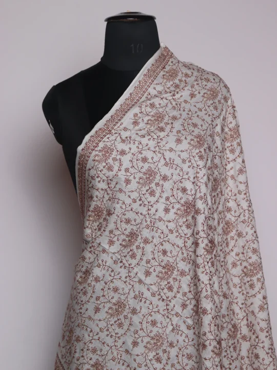Kashmiri Shawl White In Fine Wool With Sozni Embroidery | Arizal - Image 2