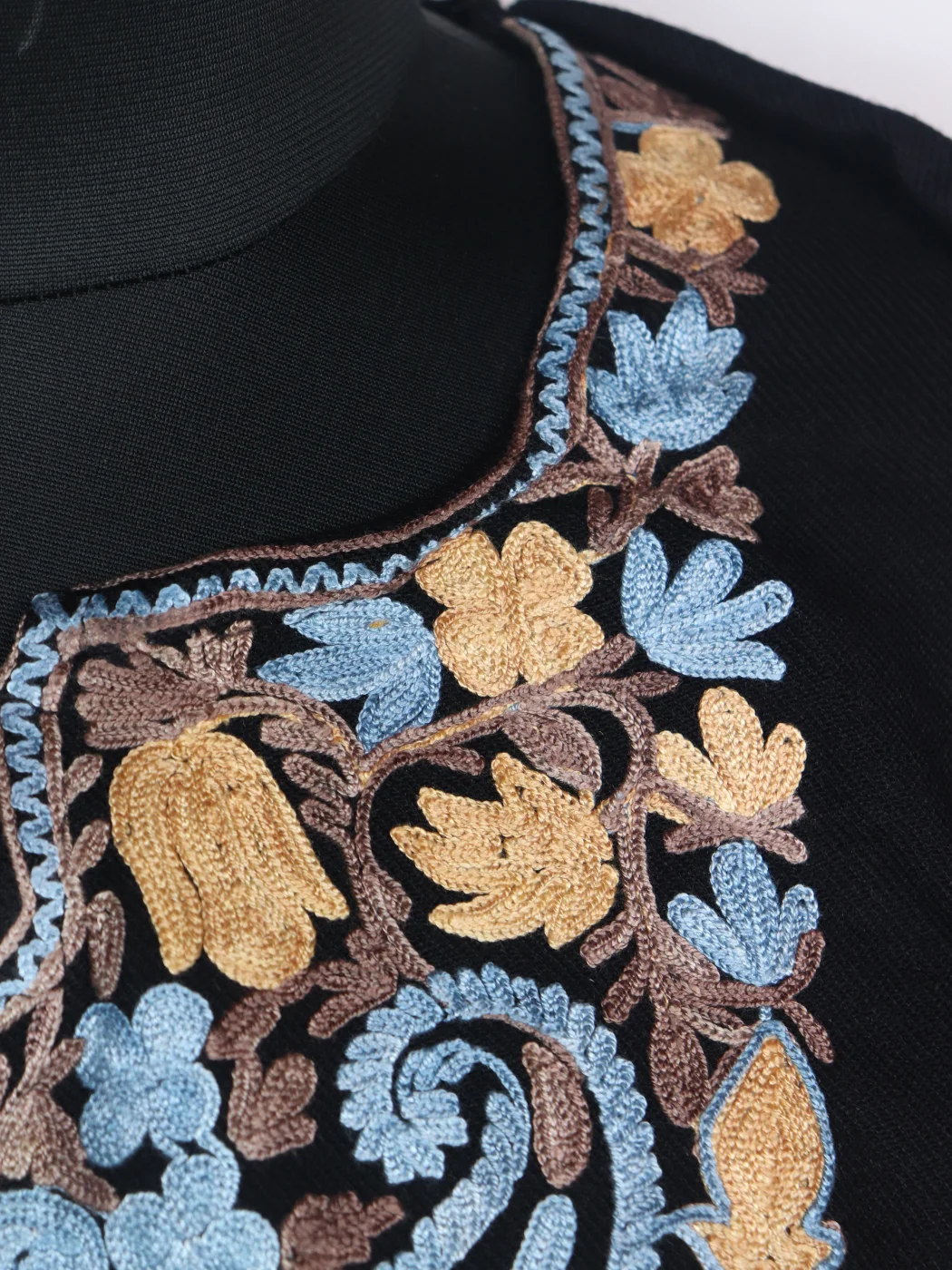 Black Kashmiri Pheran Cashmilon Wool With Aari Kadhai Mehr - Image 3
