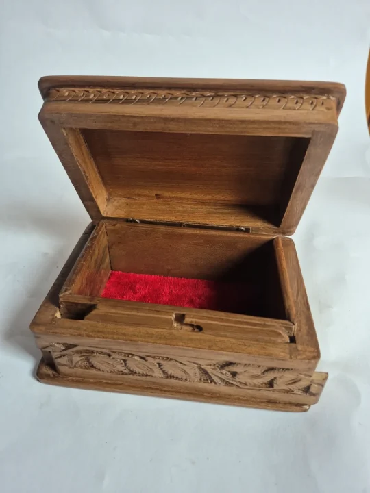 Maqaam Kashmiri Hand Carved Walnut Wood Box - Image 2