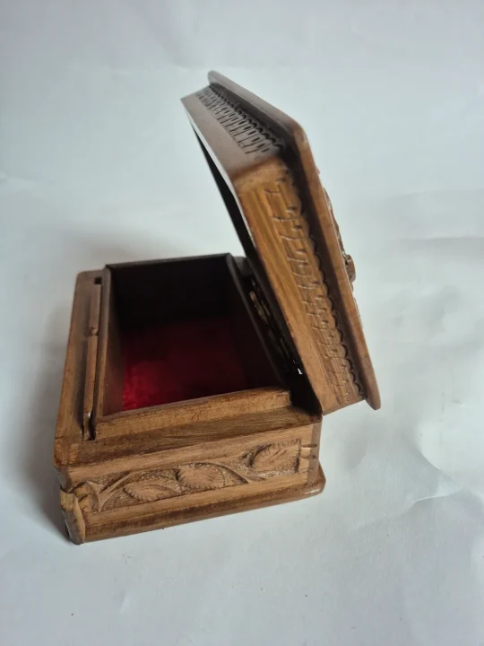 Maqaam Kashmiri Hand Carved Walnut Wood Box - Image 3
