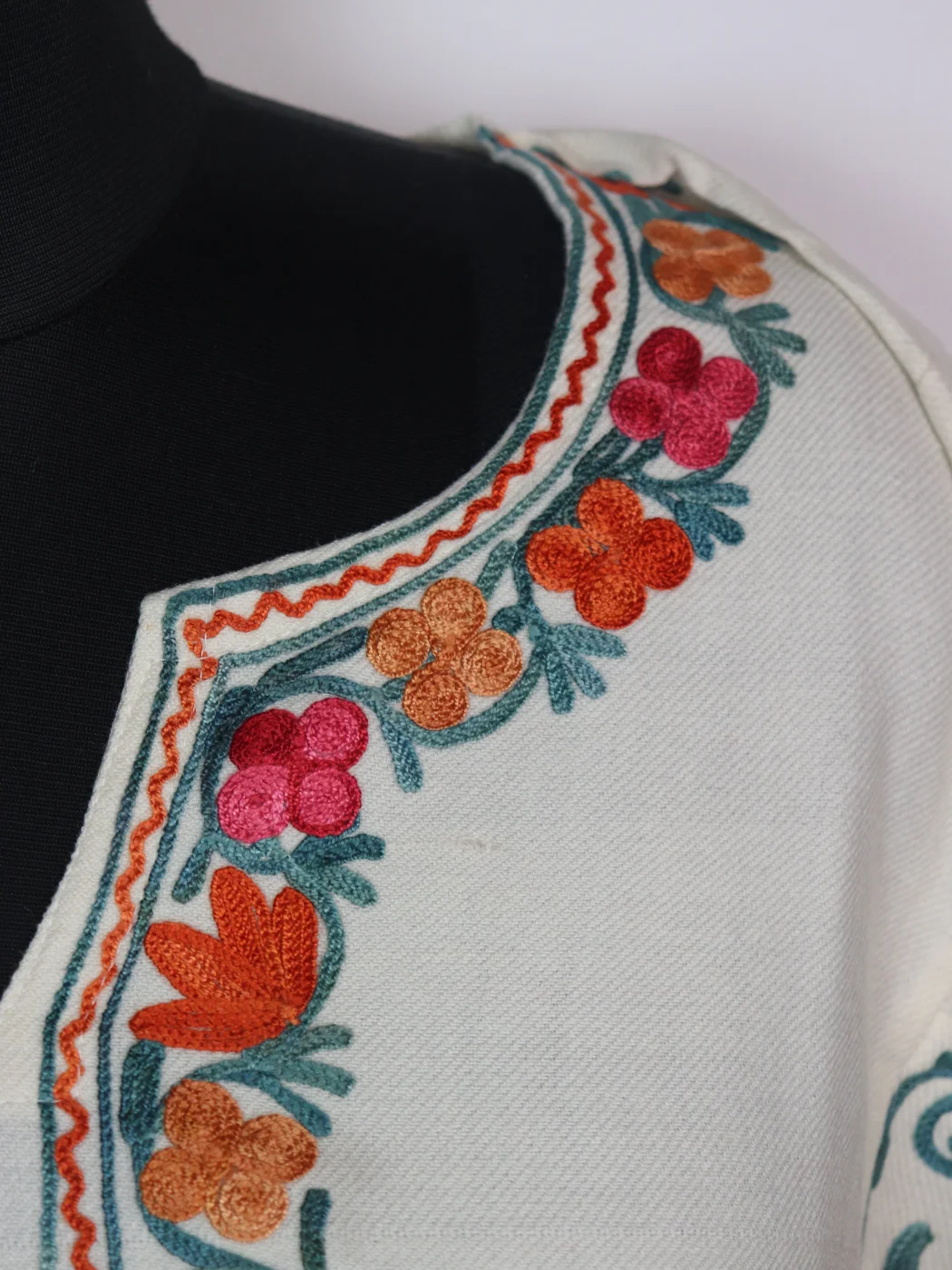 White Kashmiri Pheran In Cashmilon Wool With Aari Work And Side Panel Work | Madiha - Image 3