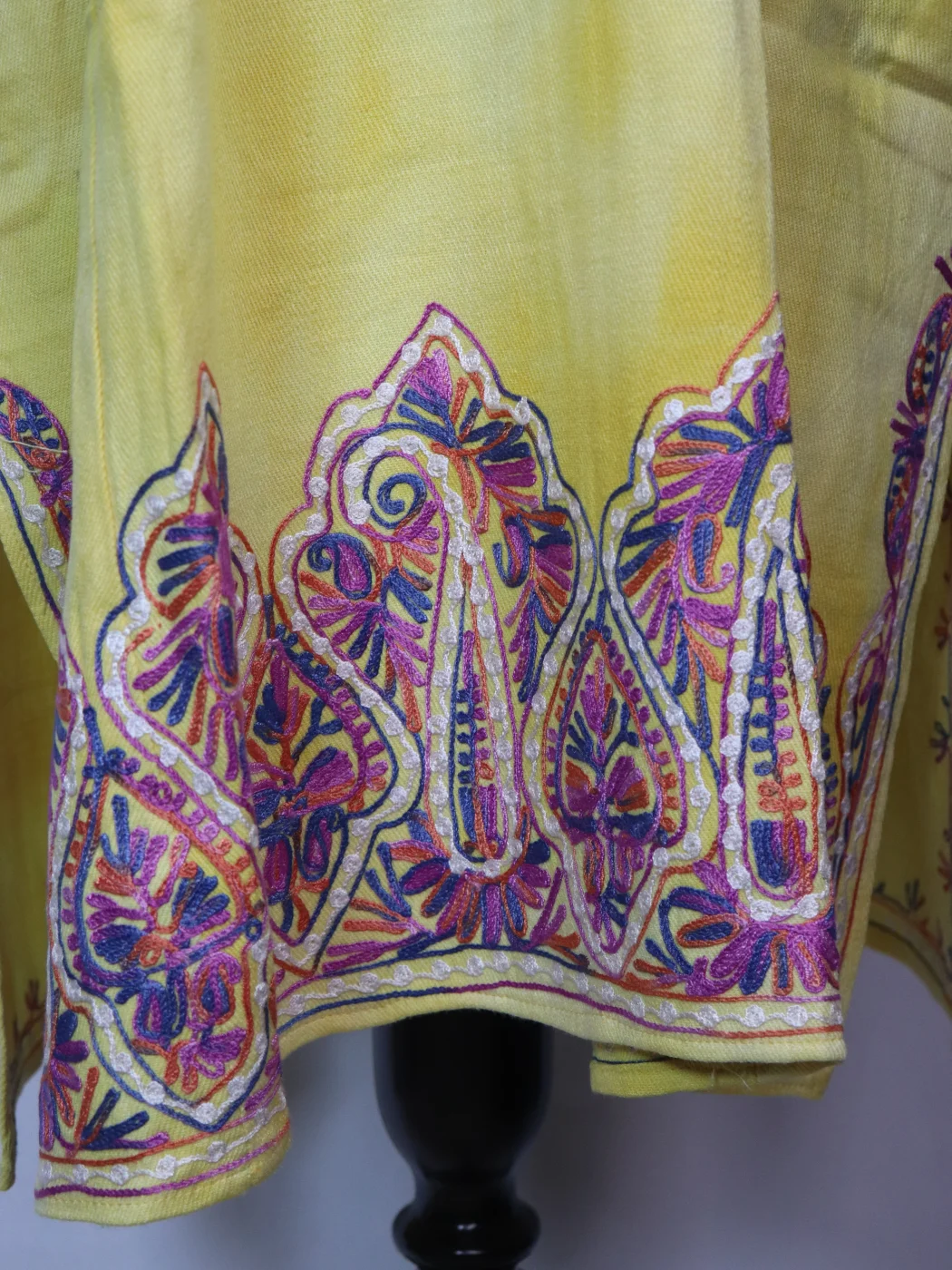Yellow Kashmiri Pheran Isha in Tie Dye Cashmilon With Aari Embroidery - Image 4