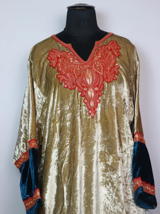 Ziyaa Kashmiri Pheran In Crush Velvet With Tilla Patch - Image 2