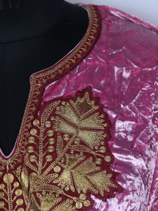 Ziyaa Kashmiri Pheran In Pink Crush Velvet With Tilla Patch - Image 3