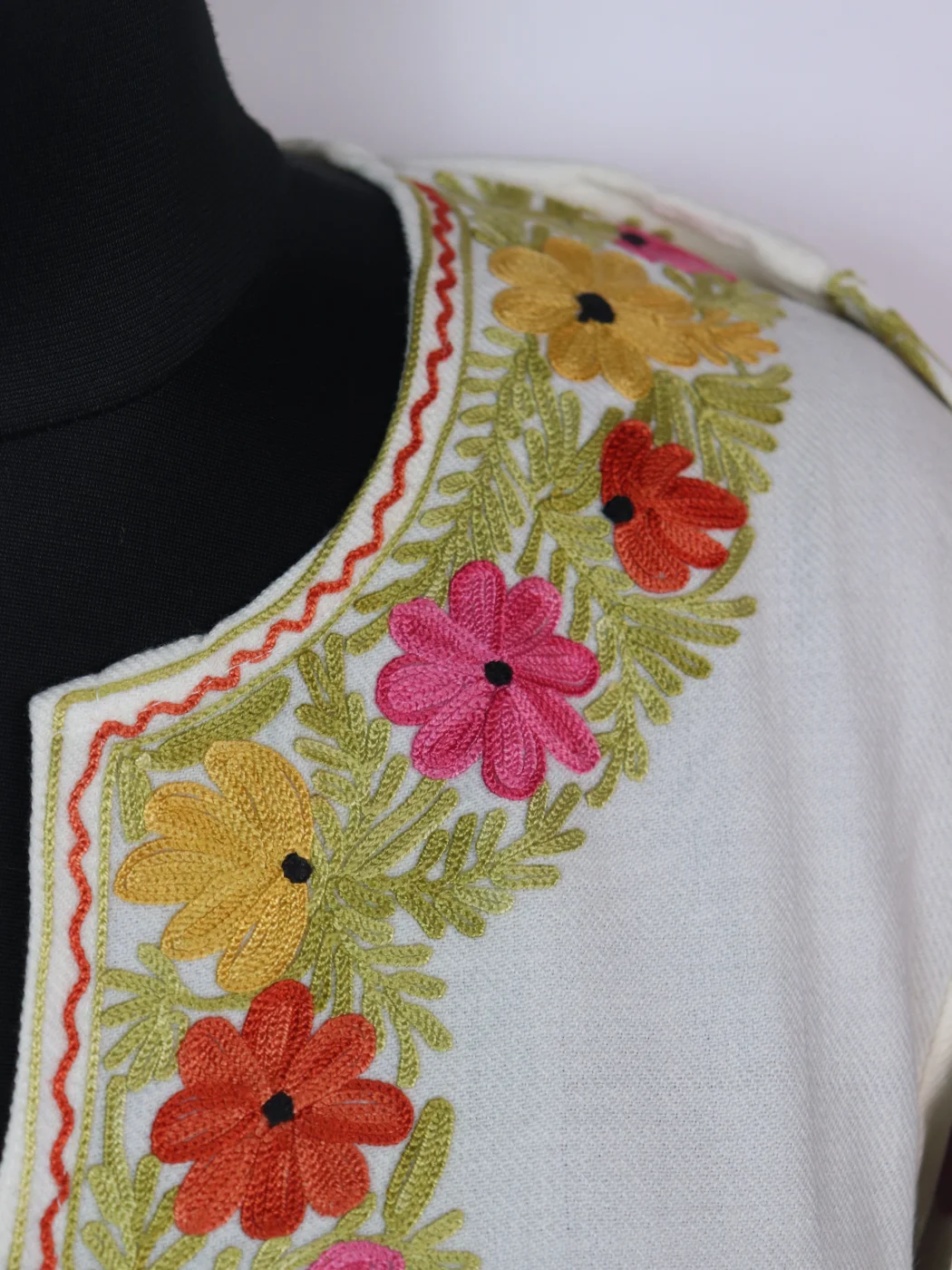 Gulafshan Kashmiri Designer Pheran with Aari Embroidery Sleeve Jaal Work in White Cashmilon - Image 3